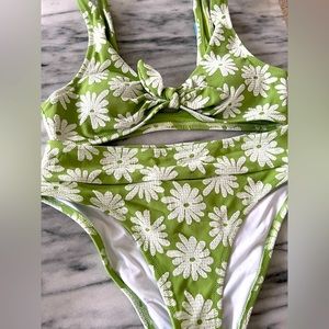 NWT Cupshe Green Flowered Bikini Size Small